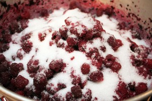 Zasypujemy maliny cukrem